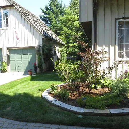 Cedar Gables Bed & Breakfast-3
