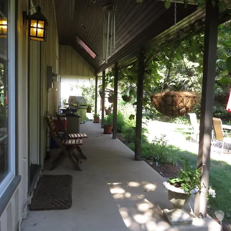 Cedar Gables Bed & Breakfast-2